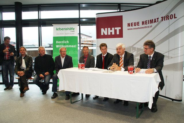 Bgm Härting, Direktor Leiter und Mag. Laucher stellten das fertige Mehrzweckgebäude vor.