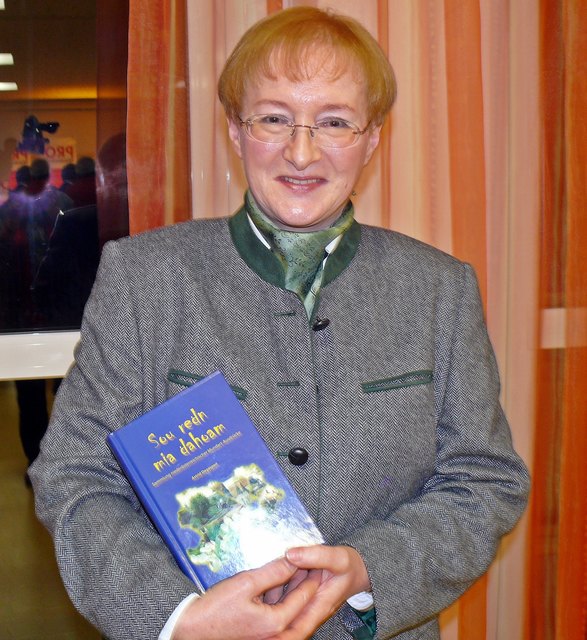 Astrid Degasperi präsentiert stolz ihr "Lebenswerk.