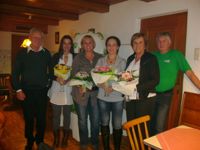 Die Vorstandsmitglieder Gerhard Manzl, Beate Embacher, Birgit Kracher, Obfrau Sandra Mader, Anna Manzl und Manfred Folie bei der Jahreshauptversammlung vom „Regina Mader Fanclub“ | Foto: Fanclub