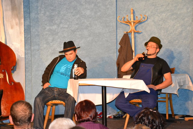 Wolfgang Unterkircher (links) und Clemens Wille (rechts) spielten die Stammgäste bei der „Biertisch-Philosophie“. | Foto: Hitthaler Andreas