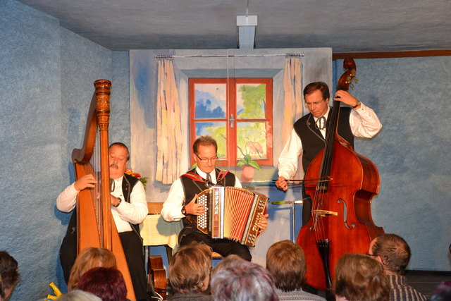 Mit den „Huangartlern“ versuchte sich der Theaterverein Urgen erstmalig in einer Kombination aus Schauspiel und Musik.