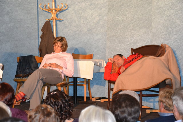 Claudia Maier (links) und Wolfgang Unterkircher (rechts) im Sketch „Das Schulhaus brennt“. | Foto: Hitthaler Andreas