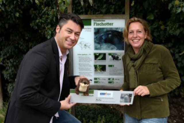 Aqua Salza-GF Erik Kerwer und Zoo-GF Sabine Grebner freuen sich über die Patenschaft. | Foto: Aqua Salza