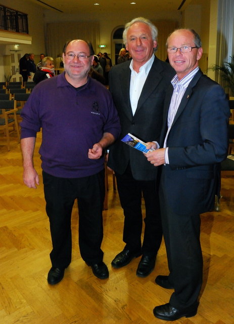 Bgm. Christian Stöckl (re.) und TVB-Chef Ernst Kronreif (li.) gratulierten Vereinsobmann Siegfried Ebner zum Erfolg. | Foto: Tourismusverband Hallein/Bad Dürrnberg