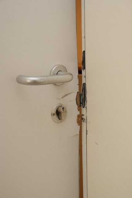 Durch Aufdrücken bzw. Aufzwängen von Fenstern und Türen gelangten die Täter ins Innere der Gebäude.