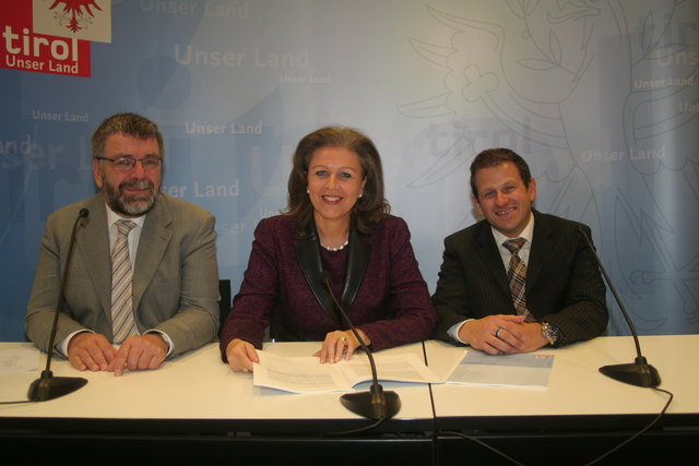 Präsentieren Wirtschaftsleitbild: Univ.-Prof. Gottfried Tappeiner, LR Patrizia Zoller-Frischauf und Rainer Seyrling (v.l.). | Foto: Land Tirol