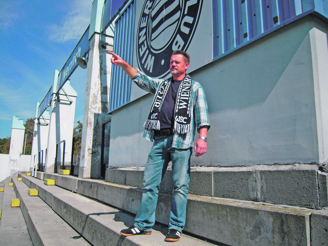 Sektionsleiter Chris Peterka wünscht sich ein neues Sportklub-Stadion an der Alszeile. | Foto: Schmidt