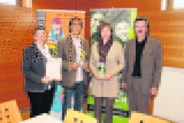 Reinhard Fink (r.) hieß Waltraud Allmer, Willibald Almer und Manuela Burger am Ökopark in Hartberg willkommen. 	Foto: Mayer