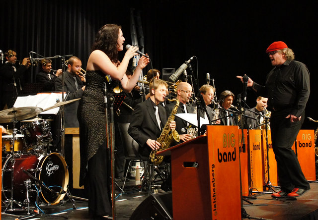 Call and Response: Ulrike Tropper und Sigi Feigl in swingender Interaktion.