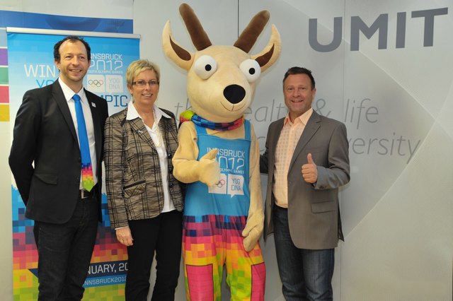 Peter Bayer, Rektorin Christa Them und Wolfgang Schobersberger mit dem Maskottchen. | Foto: YOG/UMIT