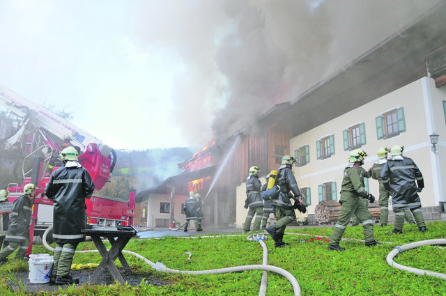 Der Rinderbrach-Hof stand vergangenen Donnerstagnachmittag in Brand. Großeinsatz für die Feuerwehren. | Foto: ZOOM-Tirol