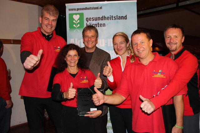 LHStv. Peter Kaiser gratuliert dem Siegerteam Kinderfreunde Ledenitzen 1 (mit Peter Bauer, Doris Kreuzer-Ulbing und Mario Kreuzer. Zu den Gratulanten zählen auch Jana Suklitsch von Skinfit und Franz Wutte vom Gesundheitsland Kärnten