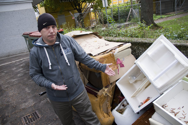 Maximilian Hausleitner beim Müllplatz im 20er-Bau: „Andere entsorgen ihren Sperrmüll auf unsere Kosten!“ | Foto: Schwarz