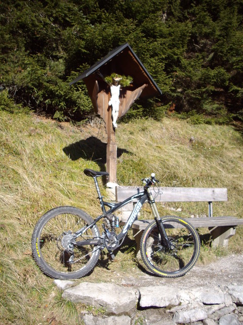 Ab hier ist Bike tragen angesagt noch ca. 1 Stunde zum Solstein Haus
