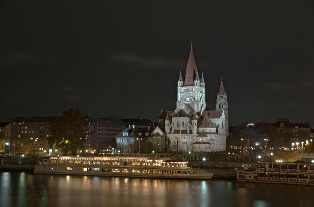 Nächtlicher Blick zur Kirche am Mexikoplatz