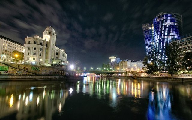 Donaukanal aka. Urania und Uniqa bei Nacht