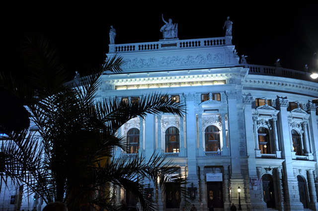Burgtheater mit Palmen im Vordergrund