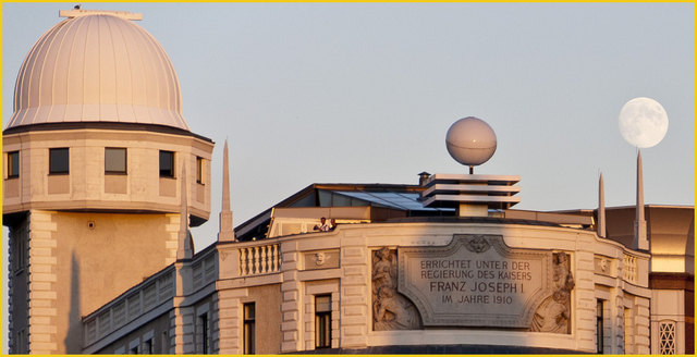 Mond über der Stadt