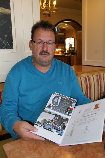 Trauer und Zorn: Hannes Winkler mit den Fotos vom Grab seines Sohnes. Die Parte (r.) verriet den Gaunern die Adresse.