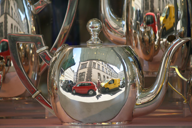 Die Silberkanne verlockt zum dran reiben...