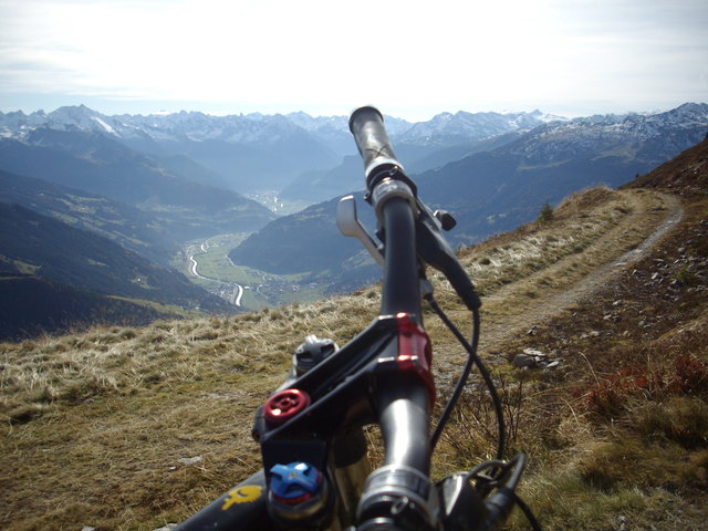 Am Ende der Almstrasse bei den Galerien, ab hier Steig Rad wird geschultert bis zum Gipfel 2096m