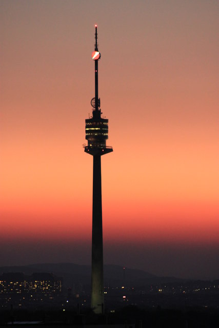 Donauturm bei Sonnenuntergang
