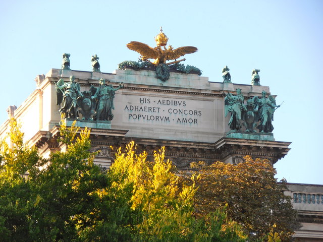 ... und über allem throhnt noch immer der Doppeladler!   ;-)