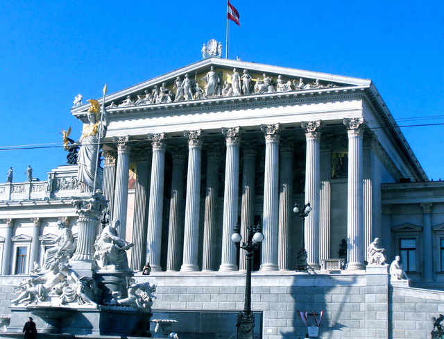 Pallas Athene vor ihrem 'Weisen-Haus'    ;-)