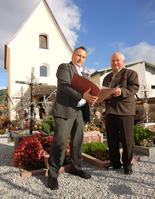Martin Reiter (links) und Hans Guggenberger setzen sich für den Erhalt der Tiroler Friedhofskultur ein. | Foto: Magdalena Reiter