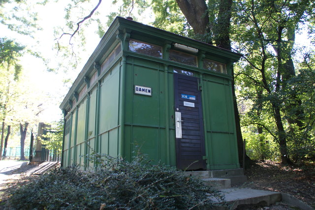 Das verrostete Jugendstil-Klo im Türkenschanzpark.