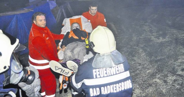 Die Feuerwehrübung sah auch vor, dass die Florianis mit schwerem Atemschutz vermisste Personen zu bergen hatten.
