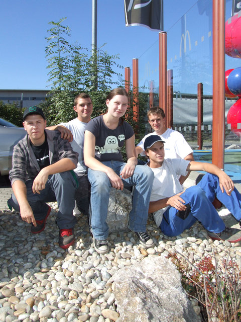 Die Freunde Nico, Katharina, Wolfgang, Thomas und Ralf freuen sich über die Idee eines Jugendparks.Foto: Tesar