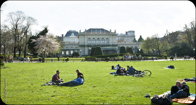 erste warme Sonnenstrahlen im Stadtpark, Blick auf Kursalon Hübner