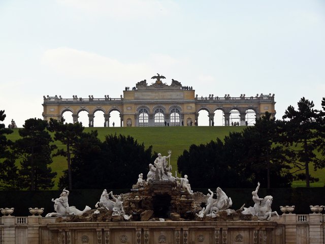 Schönbrunn, Neptunbrunnen mit Gloriette