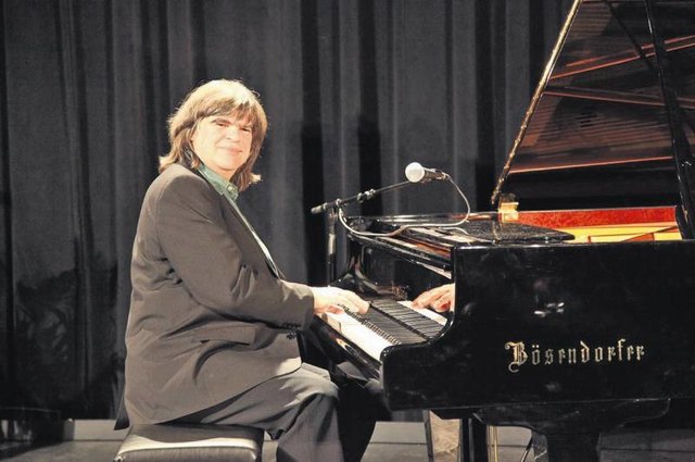 Wie gewohnt erlebte man Axel Zwingenberger solo am Klavier, aber auch mit gesanglicher Begleitung von Lila Ammons. Foto: WOCHE