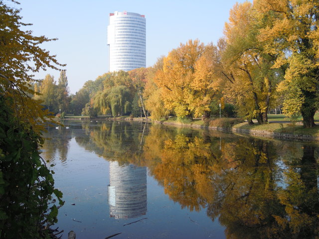 Park zur Erholung und Hochhaus