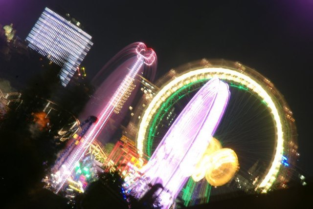 Leuchtender Prater bei Nacht.