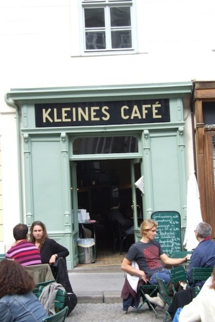 Ein Sellel beim "Kleinen Kaffe" zu ergattern und dann einen guten Melange, dass ist schon etwas!