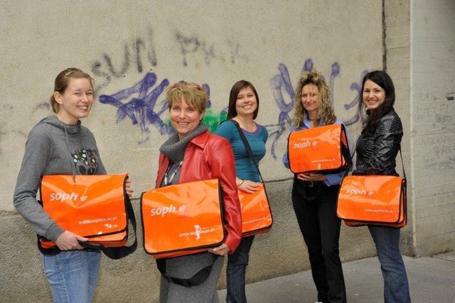 Orange Taschen sind das Erkennungszeichen des mobilen Aufklärungstrupps zum neuen Prostitutions-Gesetz. | Foto: Sophie