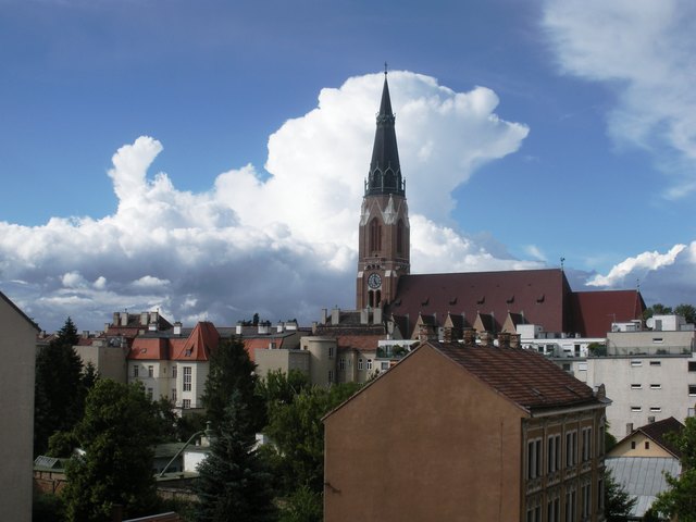 Donaufelderkirche mit Knollennasenwolke