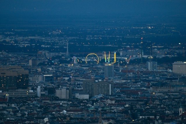 Wien bei Nacht vom Schloss Wilhelmienenberg aus gesehen