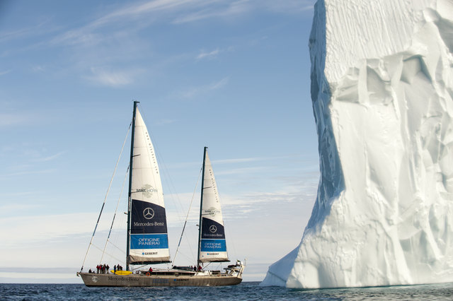 Die Pangaea vor einem Eisberg in Nunavut, Kanada. August 2011 | Foto: Dmitry Sharomov/Mike Horn
