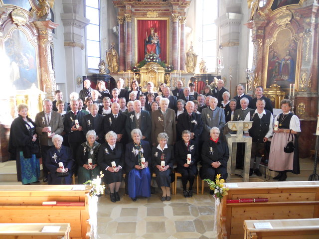 27 Ehepaare aus Kirchdorf, Erpfendorf und Gasteig freuten sich mit Pfarrer Mag. Georg Gerstmayr und Ausschussobmann Christian Bucher über das harmonische Jubelfest in der Pfarrkirche St. Stefan