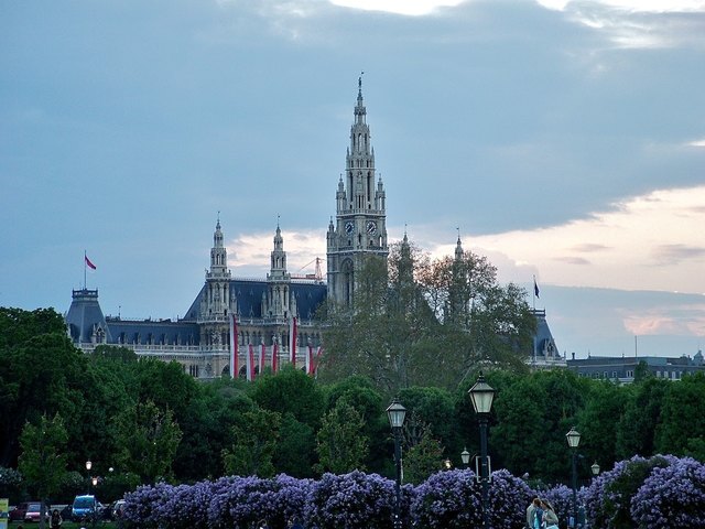 Burggarten mit Rathaus