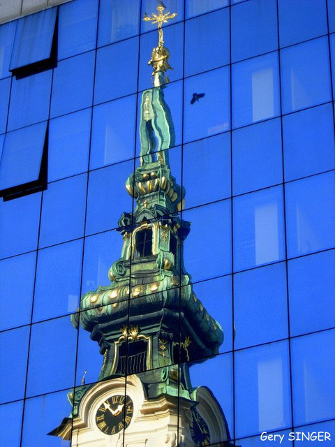 Spiegelung der Stiftskirche in Wien