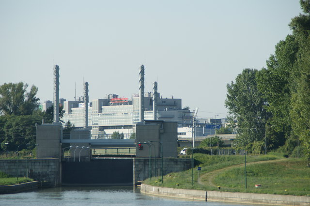Alte Nußdorfer Schleusse mit modernem Hintergrund