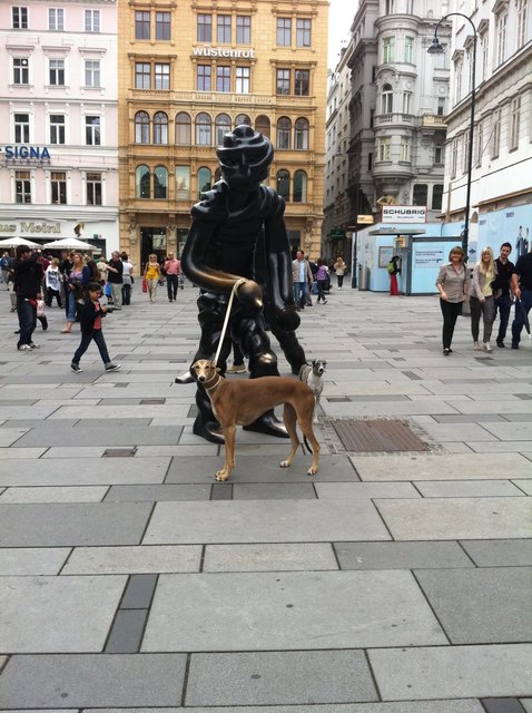 Ein Hundehalter der besonderen Art, die Großen Geister am Graben in der City