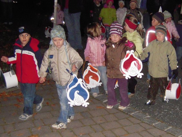 Mit ihren bunten Laternen werden die Erpfendorfer Kindergartenkinder bei der Martinifeier am 11. November gemeinsam durch das Dorf ziehen