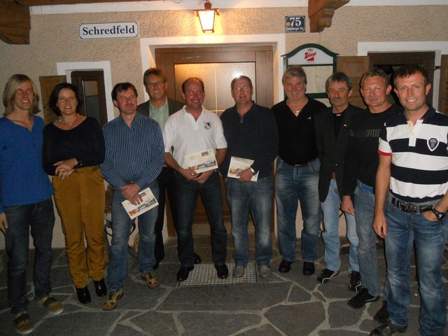 Die geehrten Funktionäre Josef Zischg, Robert Pacher und Erwin Mader mit Gratulanten und Ehrengästen bei der 33. Jahreshauptversammlung vom SV Erpfendorf im GH Schredfeld