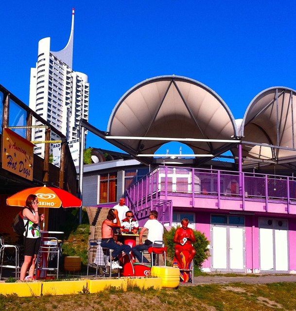 Rückblick auf heisse Sommertage im grauen Herbst: Futuristische Donauinsel